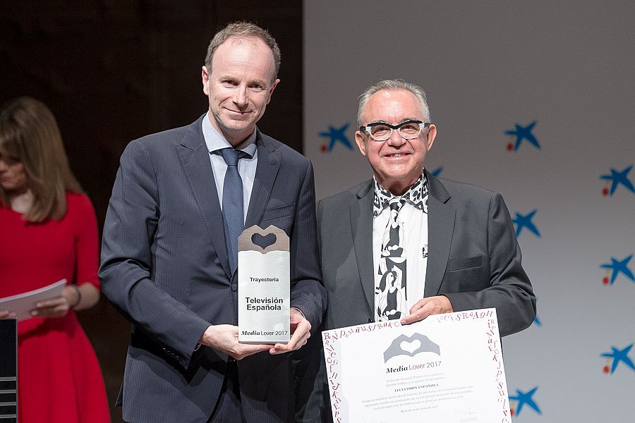 Toni Sevilla,director de Contenidos, Canales y Producción de Programas de TVE, recoge el premio a TVE con motivo del 60 aniversario