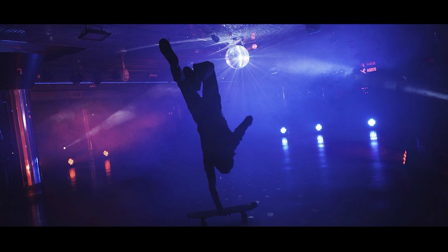 Kilian Martín hacer auténticas virguerías sobre el patín mientras baila al más puro estilo Tony Manero