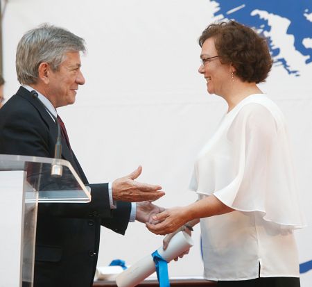 Enrique Barón, ex presidente del Parlamento Europeo, entrega el premio a Nuria Sans, de RNE