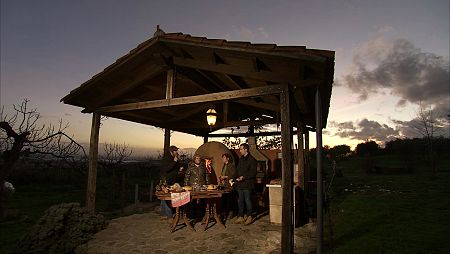 Karra visita el pueblo buscando información en la Fuente de los Gandules, lugar de paso en la sierra de Gredos