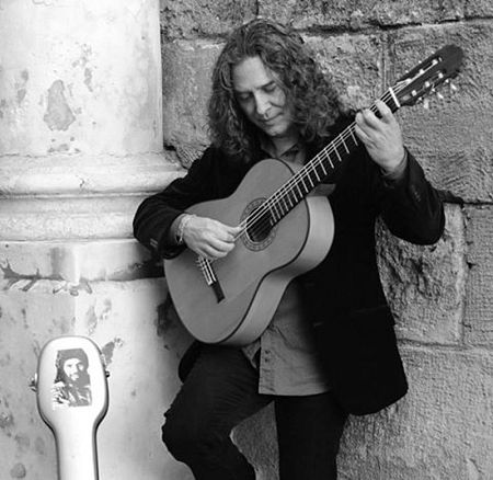 Tomatito siempre esta buscando nuevos sonidos y nuevas obras para  tocar con su guitarra