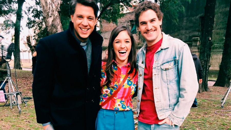 Inés y Eugenio en la adaptación argentina de Cuéntame cómo pasó