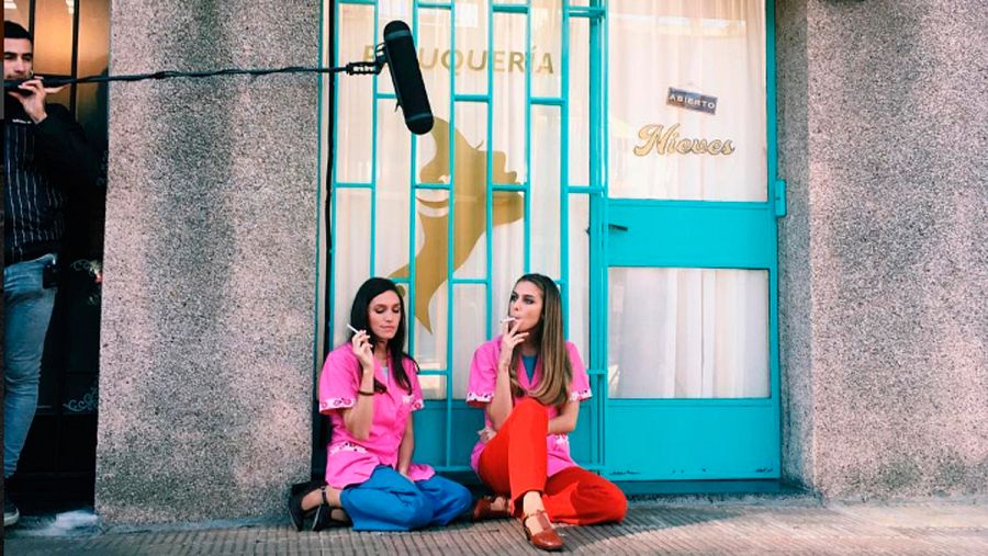 Inés en la peluquería Nieves en la adaptación argentina de Cuéntame cómo pasó