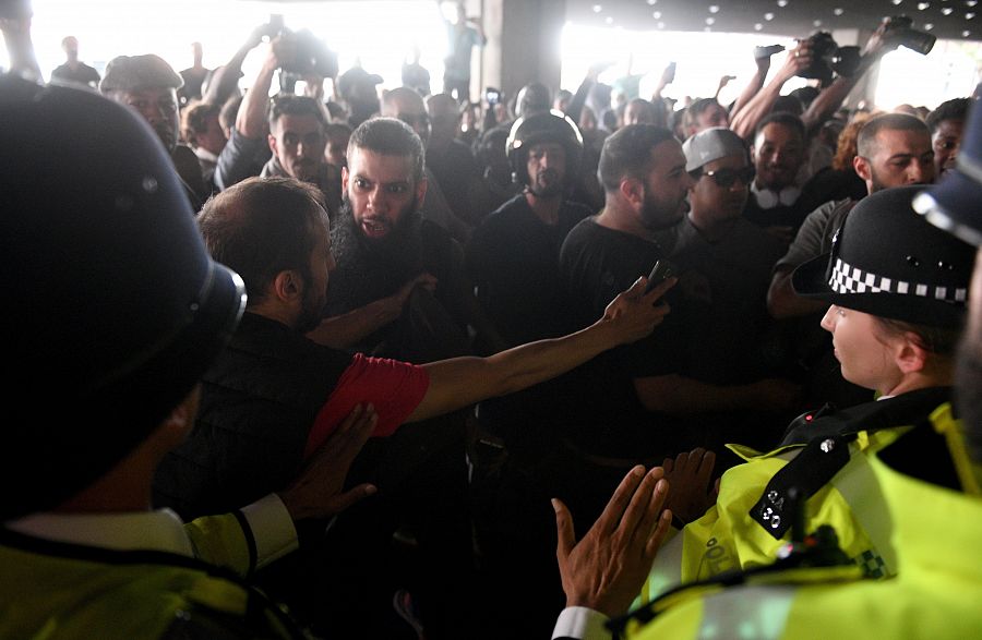 Los manifestantes irrumpen en el Ayuntamiento de Kensington exigiendo respuestas