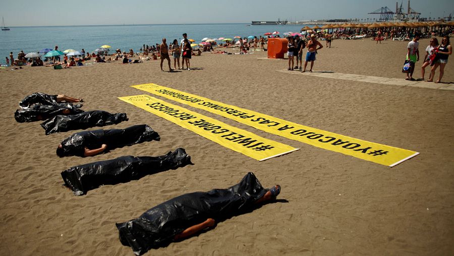 'Performance' de Amnistía Internacional en Málaga a favor de los refugiados