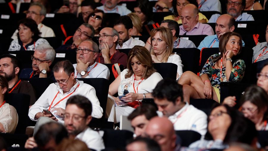 Susana Díaz consulta su móvil durante la inauguración del Congreso Federal del PSOE