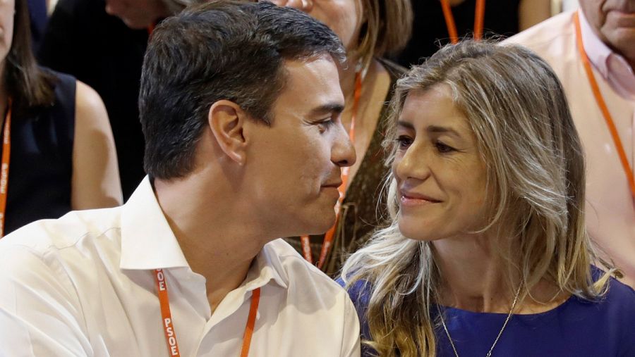 Pedro Sánchez, junto a su mujer, Begoña Gómez durante el acto de clausura del 39º Congreso Federal del PSOE