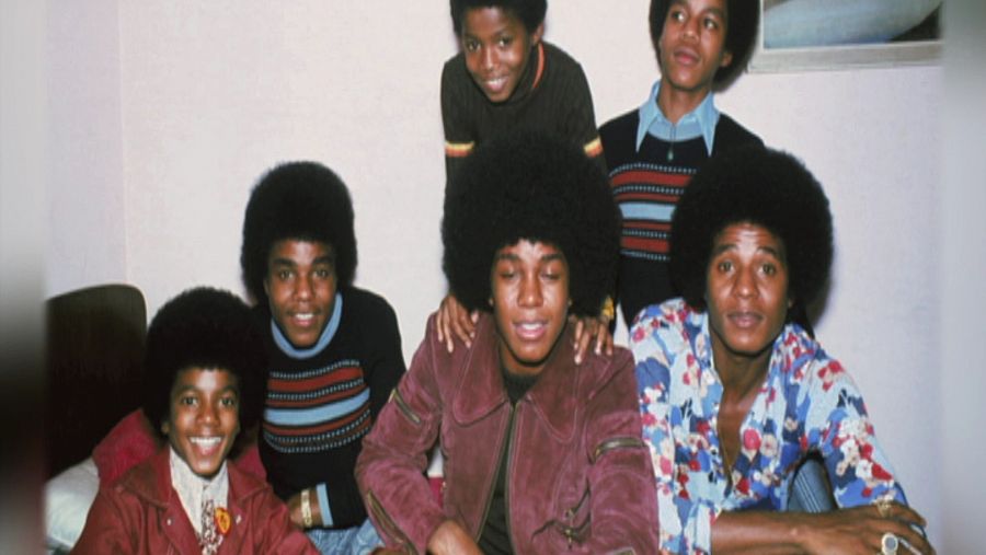 Michael Jackson con sus hermanos