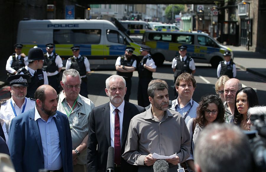 El líder laborista, Jeremy Corbyn, en el centro de un grupo de personas de diferentes religiones y de diferentes colectivos que escuchan hablar a Mohammed Kozbar, representante de la mezquita de Finsbury Park