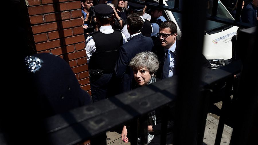 La primera ministra, Theresa May, llega a la mezquita de Finsbury Park, en Londres, tras el atentado contra los fieles que rezaban