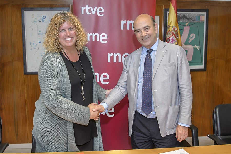 Montserrat Faura, directora musical y artística de Joventuts Musicals de Torroella de Montgrí y Alfonso Nasarre, director de RNE, firman del convenio