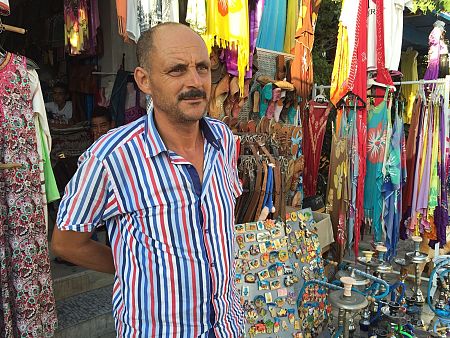 Lotfi Chehit comerciante de Djerba