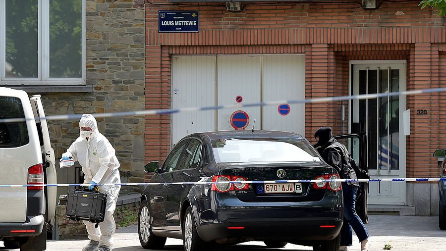 Policías belgas durante el registro en Bruselas de la casa del hombre abatido en la Estación Central