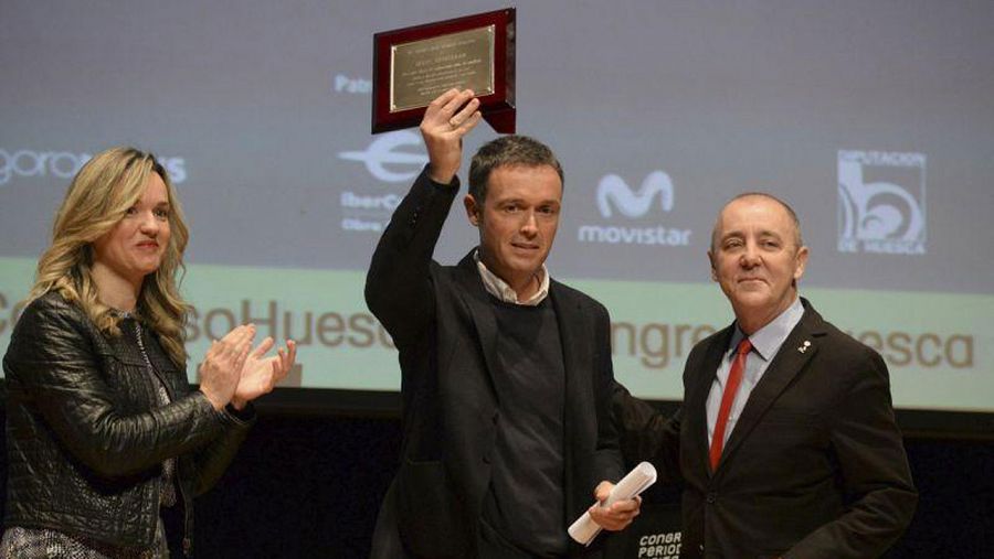 Mikel Ayestaran recoge el premio José Manuel Porquet del Congreso de Periodismo Digital de Huesca.