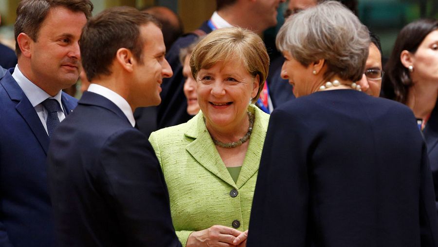Emmanuel Macron, Ángela Merkel y  Theresa May conversan en la cumbre de jefes de estado europeos en Bruselas