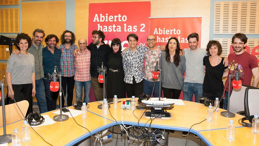 Imagen final del programa, con todo el equipo