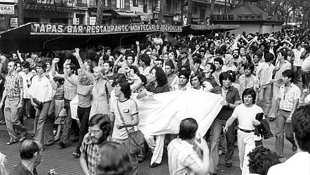 Primera manifestación homosexual en España convocada en Barcelona por el 