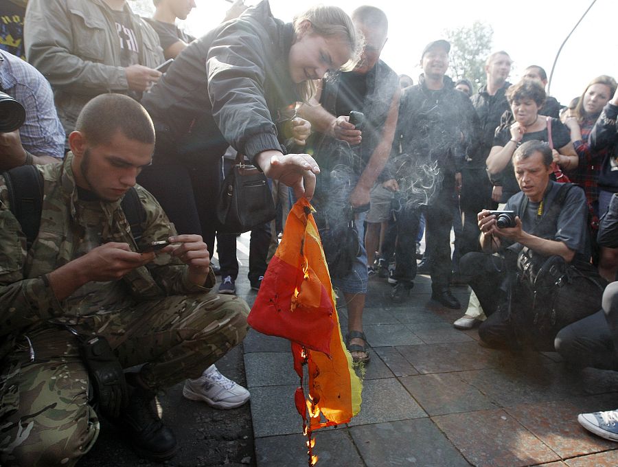 Activistas anti-LGTB queman una bandera de este colectivo durante el Orgullo de Kiev, el pasado 18 de junio.