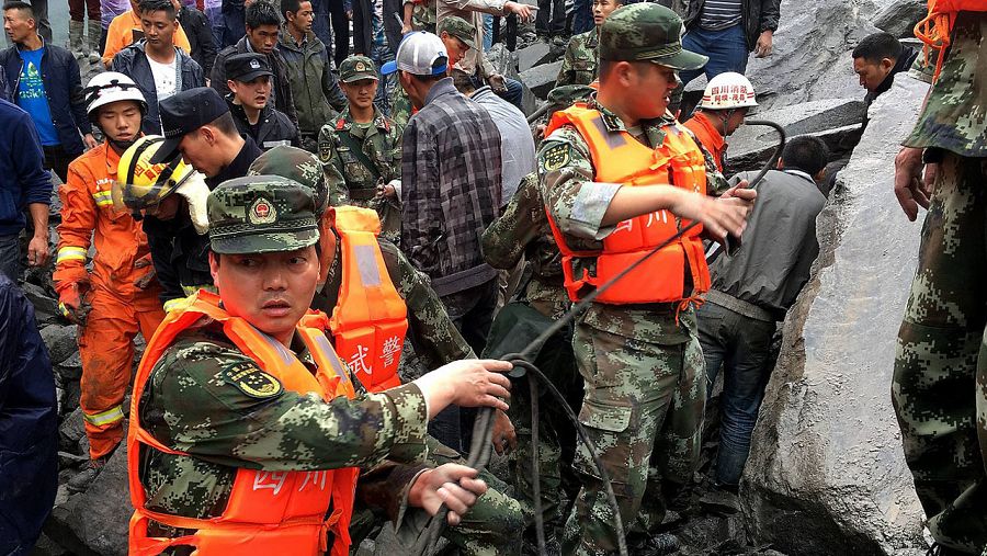 Equipos de rescate buscan a los habitantes de la aldea de Xinmo, en el condado de Maoxian, China