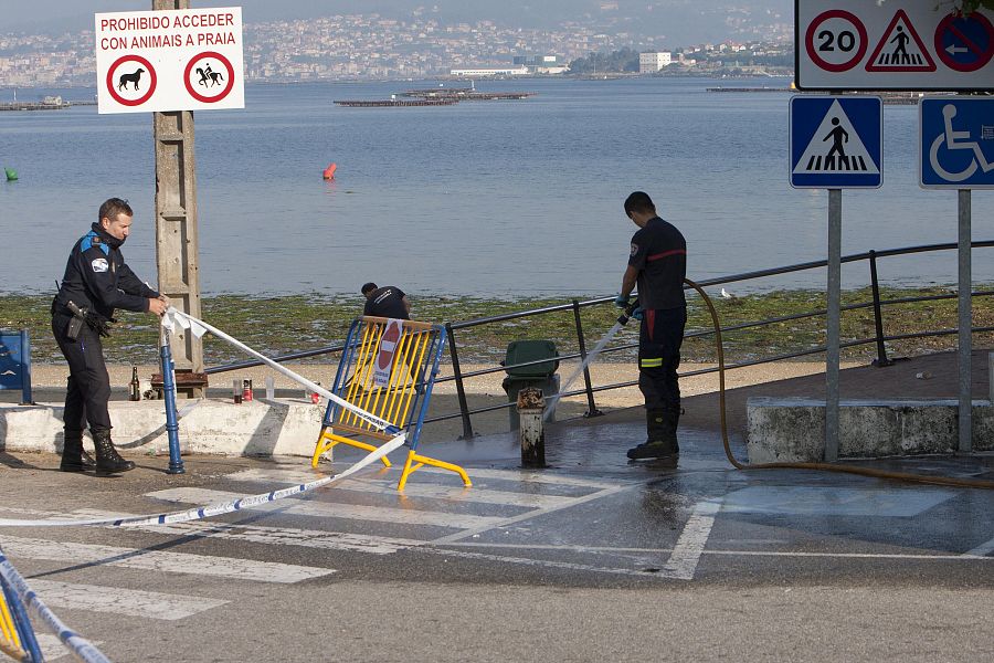 Unos operarios limpian el lugar donde ha fallecido el joven