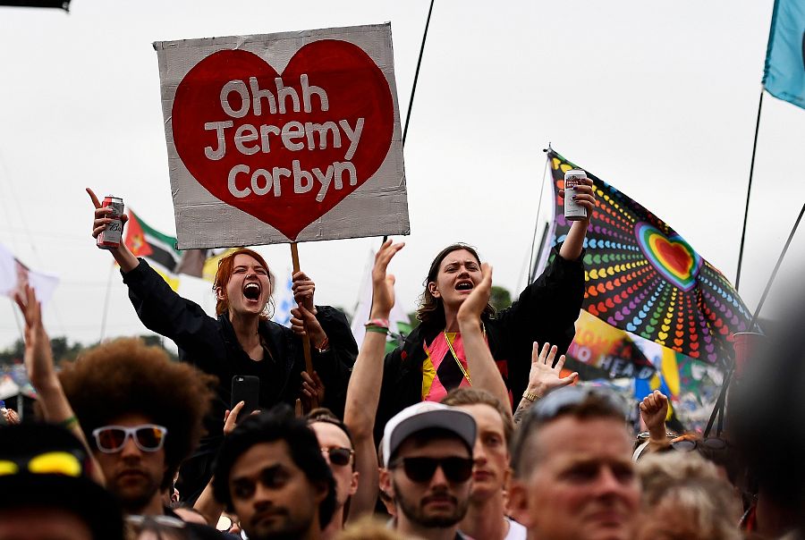 Los asistentes al festival de Glastonbury muestran su simpatía hacia el líder laborista.