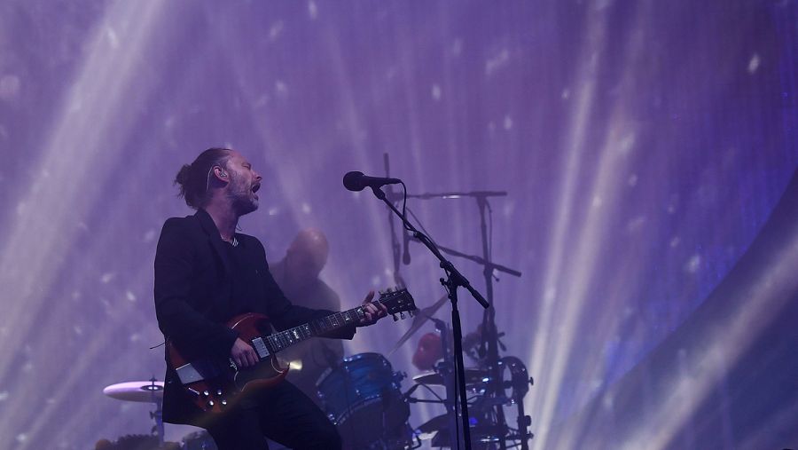 Radiohead, durante la actuación en el festival de Glastonbury