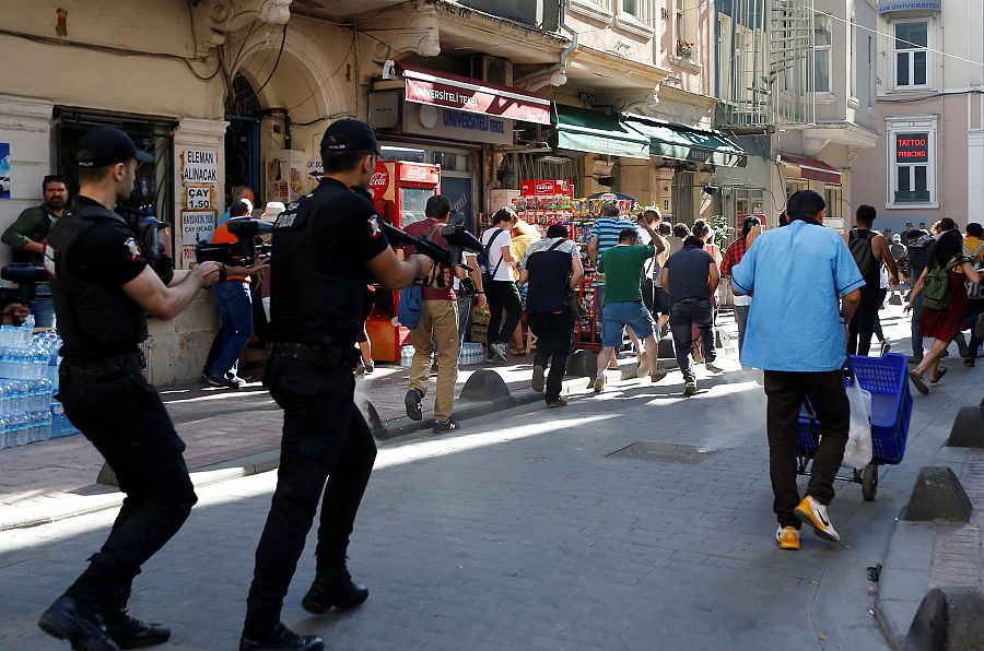 La policía turca emplea pelotas de goma para dispersar a los manifestantes del Orgullo Gay en Estambul.