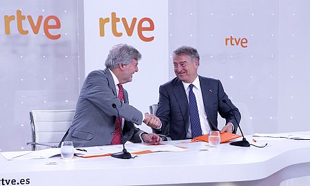 El ministro de Educación, Cultura y Deporte, Íñigo Méndez de Vigo, y el presidente de RTVE, José Antonio Sánchez, durante la firma del convenio