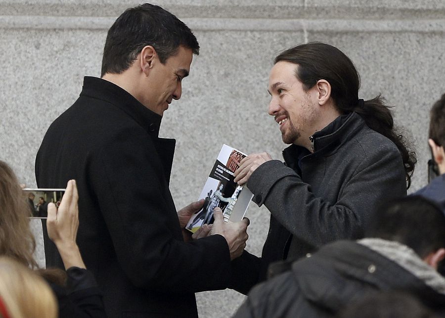 Pablo Iglesias regala a Pedro Sánchez el libro 