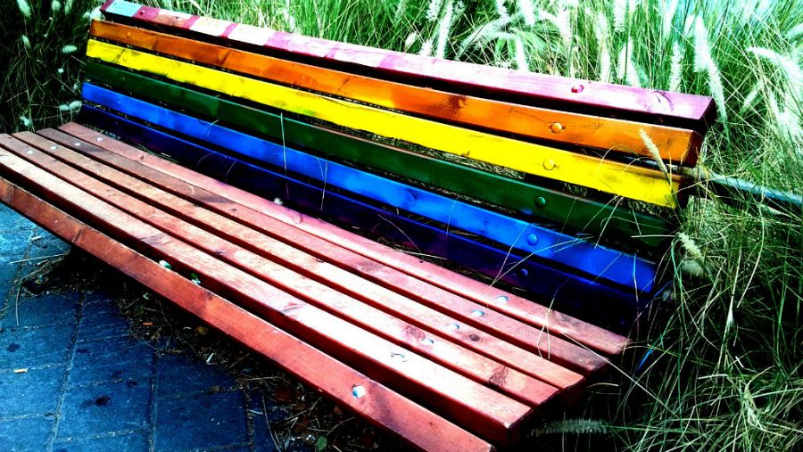 Banco pintado con la bandera arcoíris