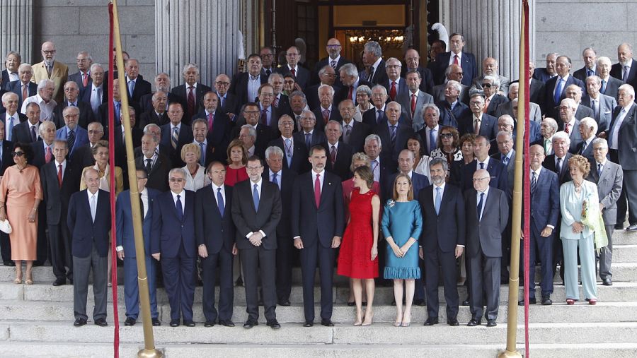 Los reyes posan en la foto de familia en las escalinatas del Congreso de los Diputados con los asistentes la conmemoración del 40 aniversario de las elecciones de 1977