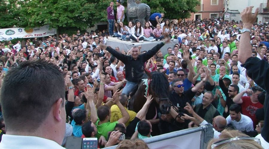 Tres mil peregrinos acuden cada día a Caravaca de la Cruz, en Murcia, donde casi todos los vecinos tienen un caballo y donde la tradición se mezcla con la leyenda