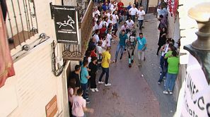 Sesenta caballos recorren, en menos de ocho segundos, la cuesta hacia el castillo de Caravaca de la Cruz bajo la mirada de más de 150.000 personas.