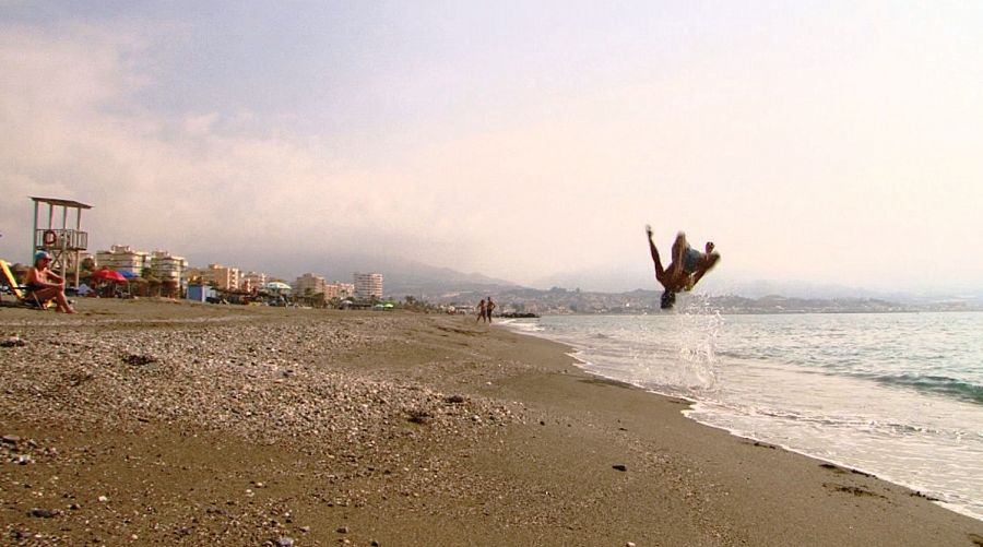 Marcos y Alex son conocidos en medio mundo por los saltos imposibles que entrenan en la playa de Torre del Mar