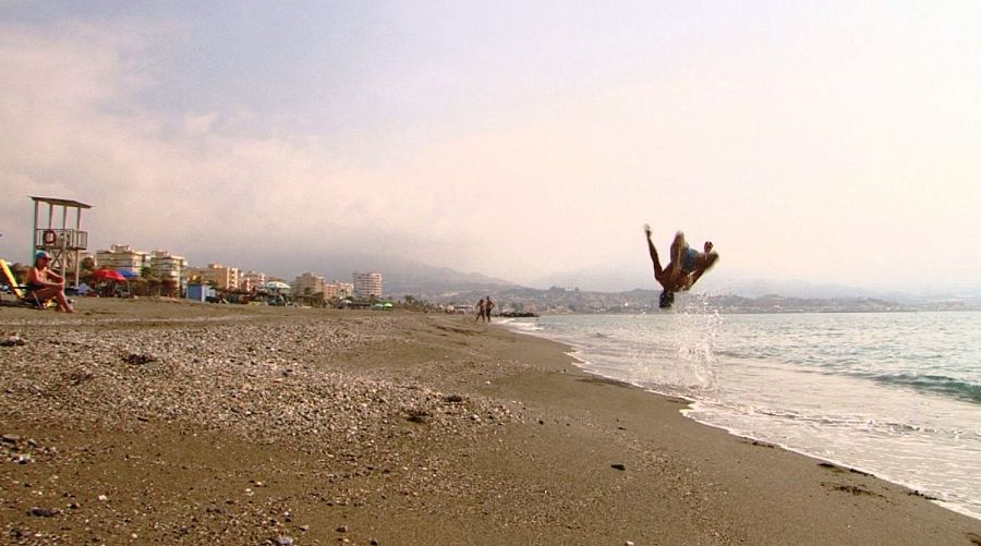 Marcos y Alex son conocidos en medio mundo por los saltos imposibles que entrenan en la playa de Torre del Mar