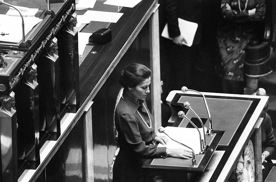 Simone Veil defiende el 26 de noviembre de 1974 la despenalización del aborto en la Asamblea Nacional de París.