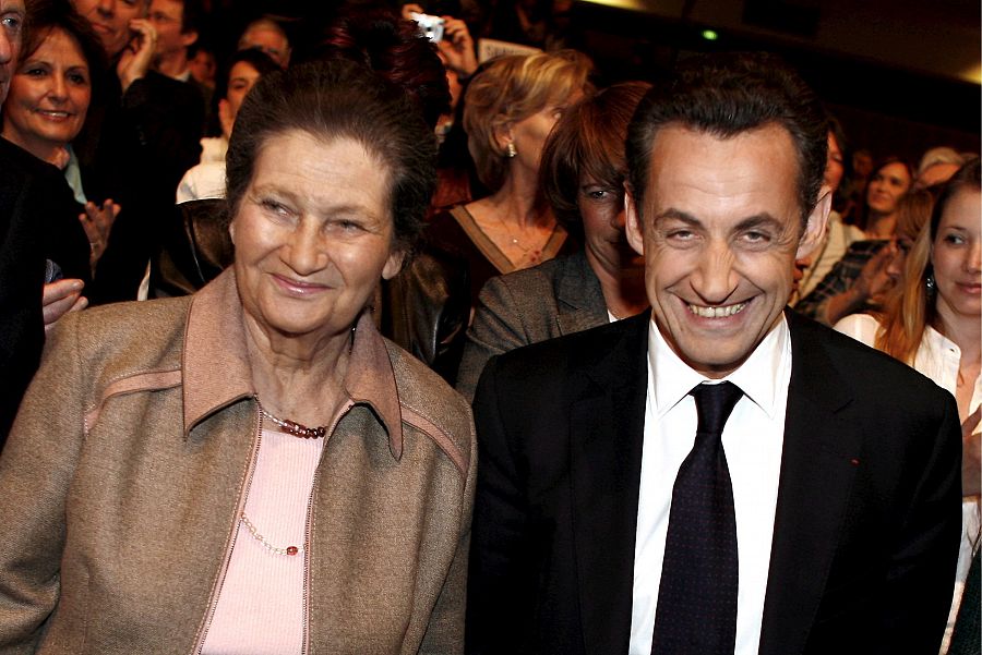 El entonces candidato presidencial Nicolas Sarkozy y la eurodiputada Simone Veil durante un acto de campaña en París el 6 de abril de 2017