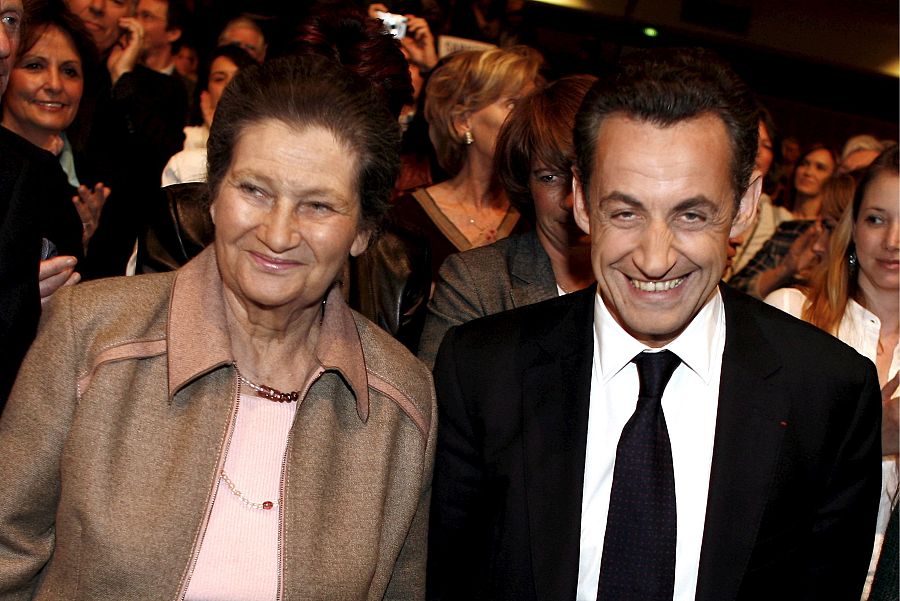 El entonces candidato presidencial Nicolas Sarkozy y la eurodiputada Simone Veil durante un acto de campaña en París el 6 de abril de 2017