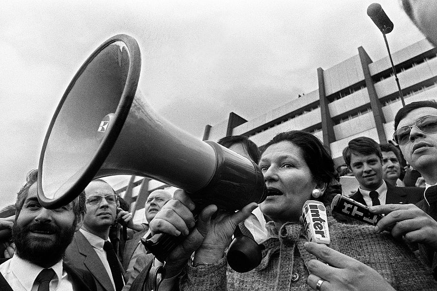 Simone Veil se dirige con un megáfono a los granjeros durante una manifestación frente al Parlamento Europeo, en Estrasburgo, el 25 de marzo de 1980.