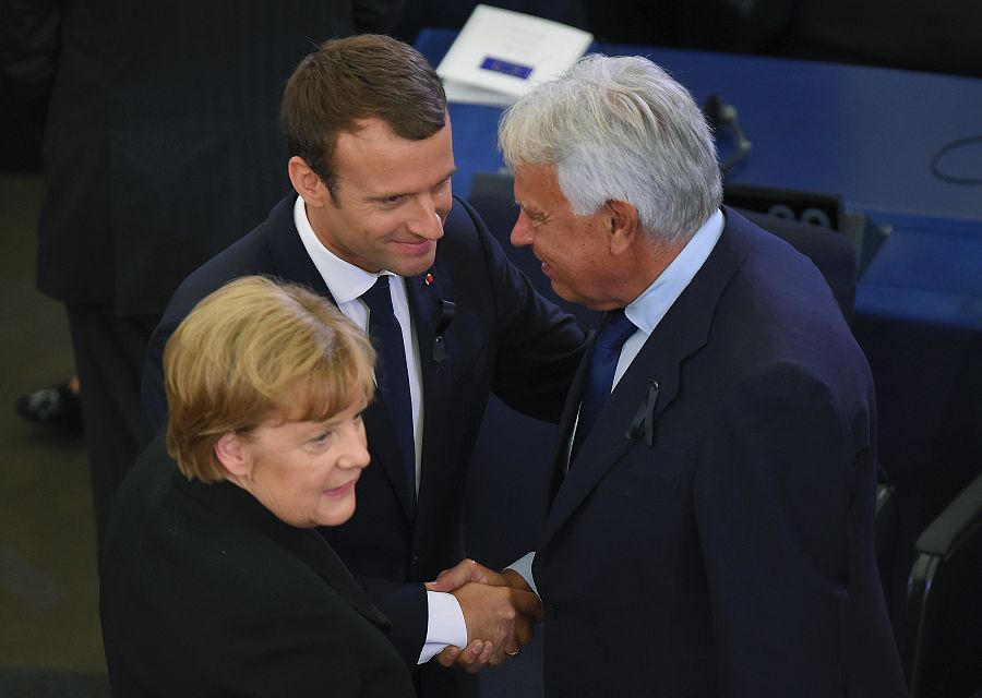 El presidente francés, Emmanuel Macron, saluda al expresidente español Felipe González.