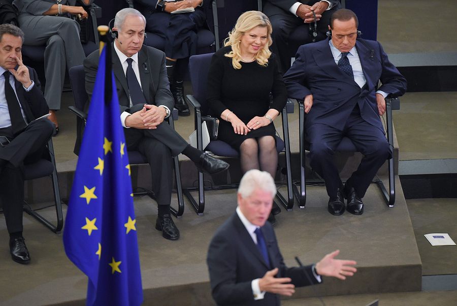 El expresidente de Estados Unidos, Bill Clinton, recuerda a Helmut Kohl ante la mirada de Nicolas Sarkozy, Benjamin Netanyahu y su mujer y Silvio Berlusconi.