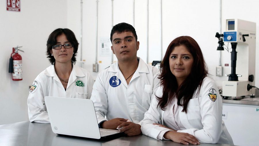 La bióloga, Brenda Lizbeth Arroyo, el ingeniero en materiales, Irving Fernández, y la ingeniera en materiales, Patricia Victoria Pérez, de la Benemérita Universidad Autónoma de Puebla (BUAP)