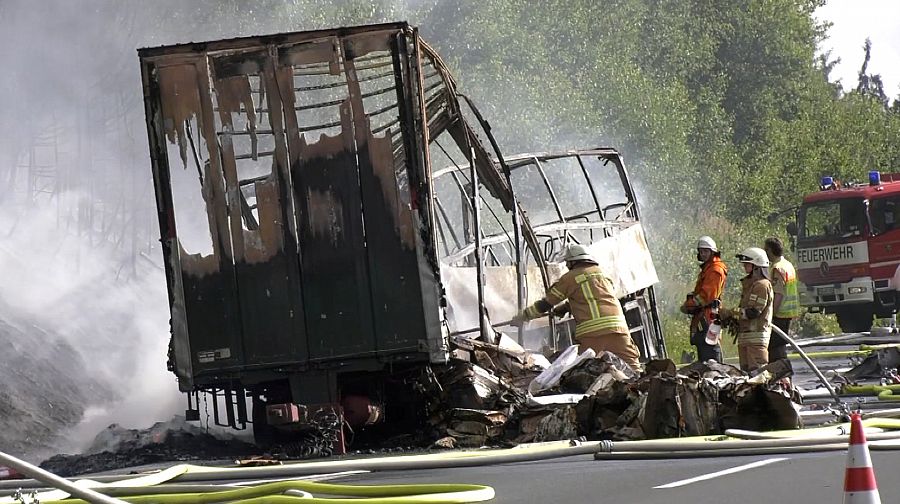 Bomberos apagan el incendio del autobús accidentado este lunes en Baviera, Alemania