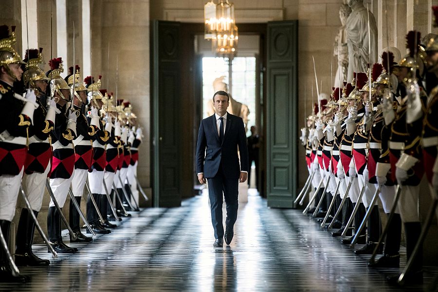 Macron, en la Galería de los Bustos de Versalles, de camino hacia su discurso