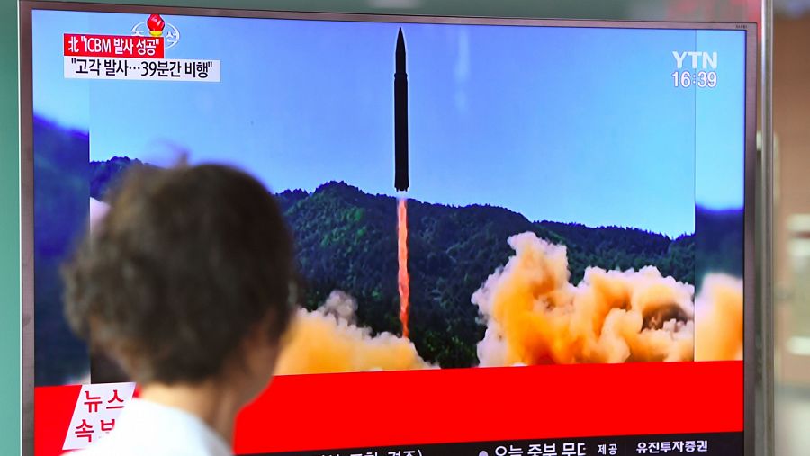 Una pantalla en Seúl muestra el lanzamiento de un misil intercontinental en Corea del Norte