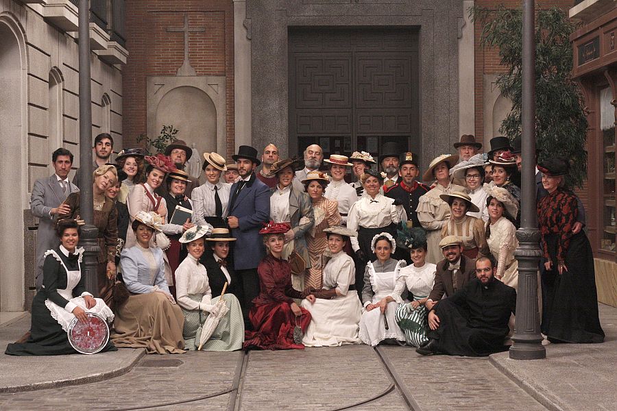 El equipo de Boomerang TV con las actrices tras la grabación de la escena