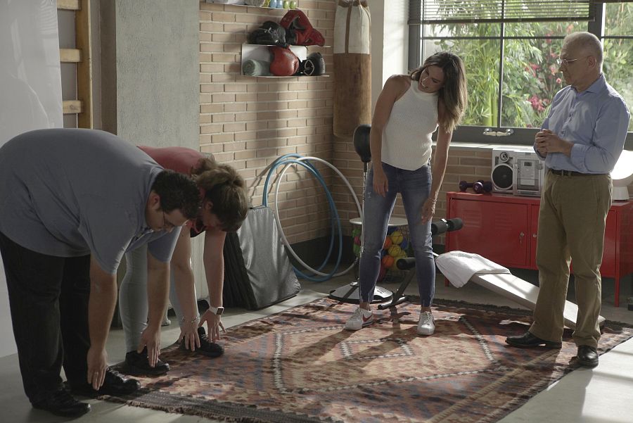 Paula Butragueño con una de las parejas en una sesión de ejercicio físico