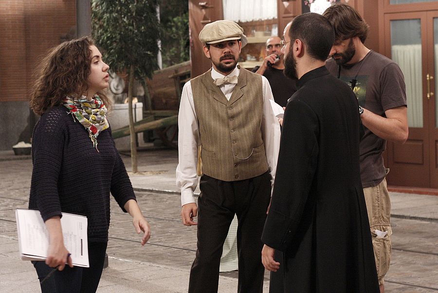 Diego Corral, ayuante de dirección, vestido como cura para el capítulo