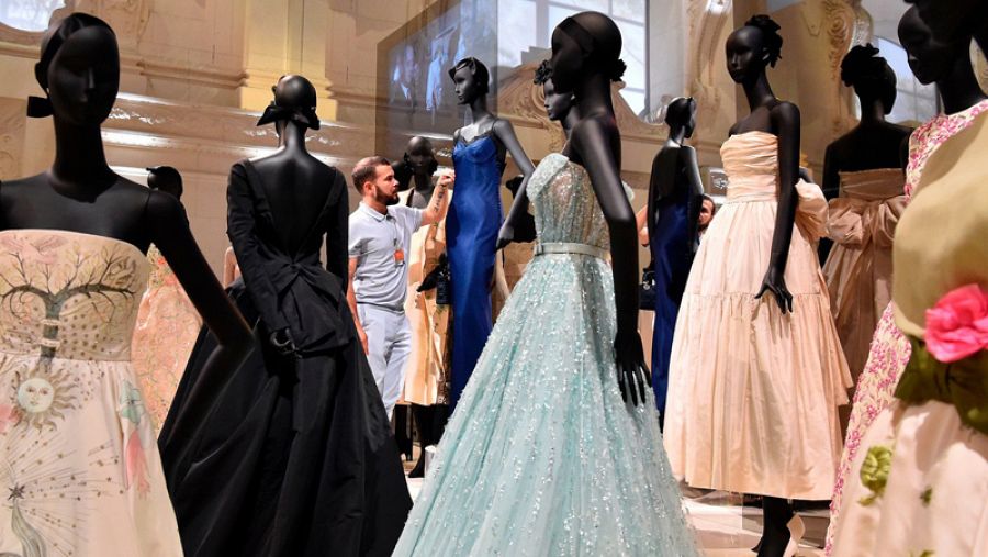 Dior se enfrenta a su propia historia en su 70 cumpleaños | RTVE