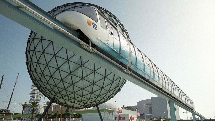 Cruzado del monorraíl que cubría la Expo